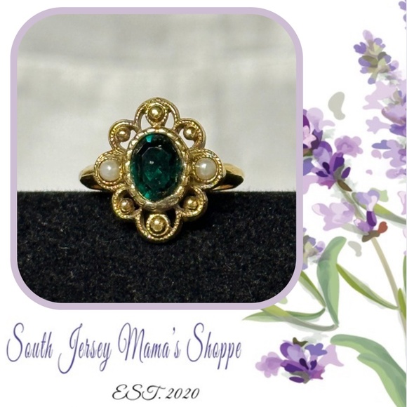 Vintage Avon Gold Tone Ring With Faux Emerald And Pearls Size 5 - Picture 1 of 11